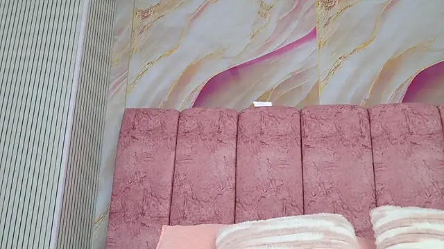 emmacurvy online show from April 24, 3:09 am