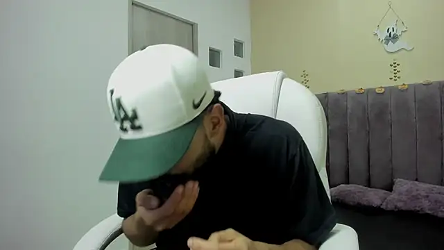 Snapshot of Ryan_Jackson_ chatting on October 27, 10:47 pm Ryan Jackson  online show from October 27, 10:47 pm