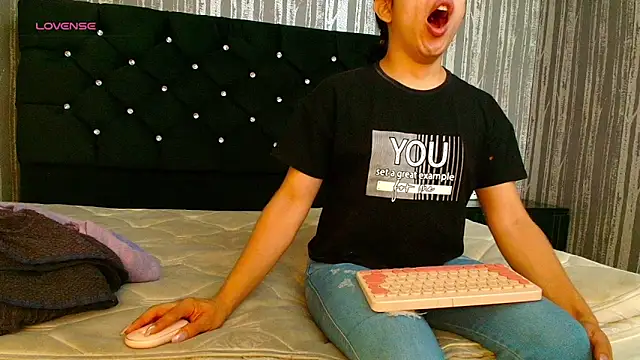 Alicee Moonn online show from April 23, 7:05 pm