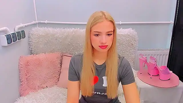 EvetteRose online show from March 30, 8:10 pm