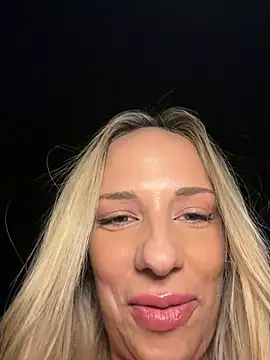 Snapshot of SweetBella95_ chatting on July 4, 11:00 pm SweetBella95 online show from July 4, 11:00 pm