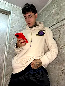 Snapshot of samm4044 chatting on October 19, 4:35 am samm4044 online show from October 19, 4:35 am