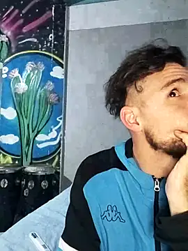 Snapshot of parejajuguetona420 chatting on June 12, 2:32 am parejajuguetona420 online show from June 12, 2:32 am