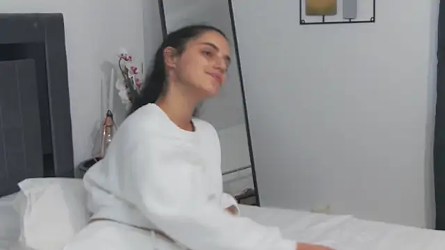 Snapshot of SweetMelodyZ chatting on December 15, 8:40 am SweetMelodyZ online show from December 15, 8:40 am