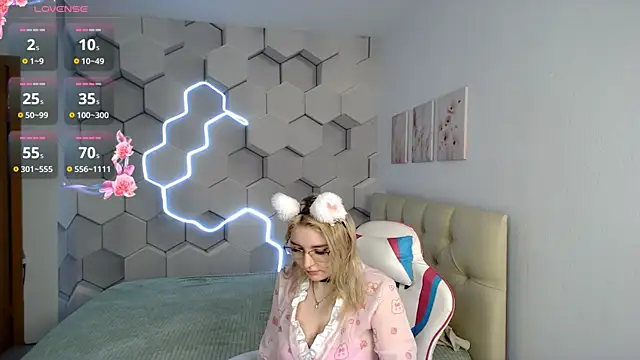 aliicemeow online show from March 29, 9:42 am