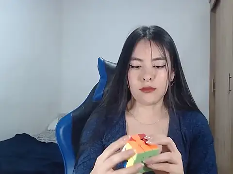 Snapshot of EloiseJun chatting on November 6, 12:11 am EloiseJun online show from November 6, 12:11 am