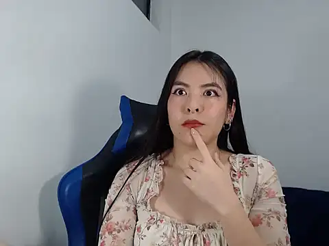 Snapshot of EloiseJun chatting on December 14, 4:18 am EloiseJun online show from December 14, 4:18 am