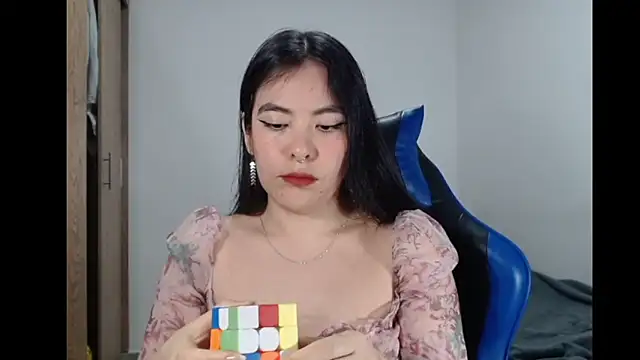 Snapshot of EloiseJun chatting on February 14, 4:42 am EloiseJun online show from February 14, 4:42 am