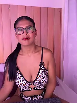 Snapshot of daphnevans chatting on October 18, 3:53 am daphnevans online show from October 18, 3:53 am