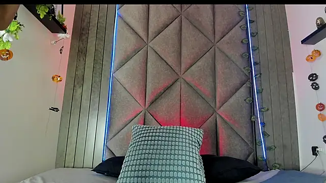 TiffValentinee  online show from October 24, 7:32 pm