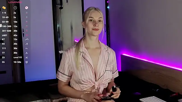 Snapshot of HitchcocianBlonde chatting on October 1, 6:03 pm HitchcocianBlonde online show from October 1, 6:03 pm