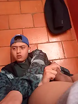 Snapshot of Lee_priest chatting on December 18, 3:40 pm Lee priest online show from December 18, 3:40 pm