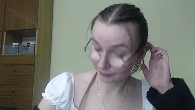 LooveELLYx online show from December 20, 8:45 pm