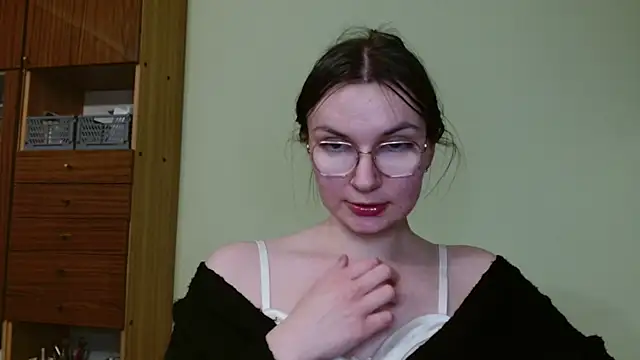 LooveELLYx online show from February 13, 6:05 pm