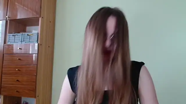 LooveELLYx online show from April 20, 1:36 pm