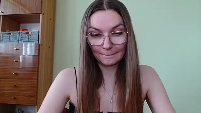 Snapshot of LooveELLYx chatting on May 5, 1:41 pm LooveELLYx online show from May 5, 1:41 pm