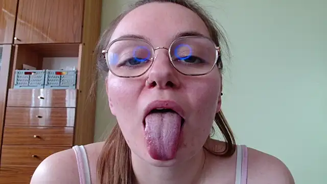 Snapshot of LooveELLYx chatting on May 22, 2:22 pm LooveELLYx online show from May 22, 2:22 pm
