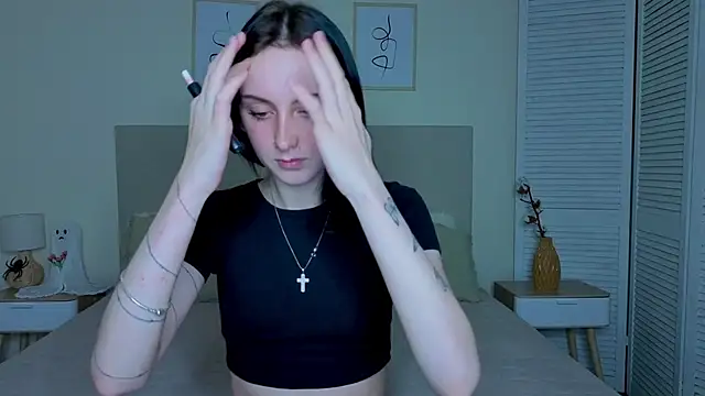 Snapshot of Little_moly999 chatting on December 13, 10:15 pm Little moly999 online show from December 13, 10:15 pm