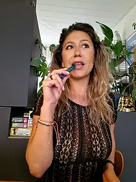 CelynaRoss online show from July 7, 2:32 pm