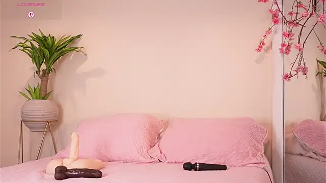 Snapshot of mili_moon_ chatting on October 23, 12:15 pm mili moon  online show from October 23, 12:15 pm