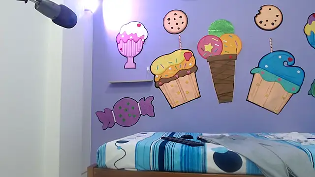 skinnykalitzo18 online show from December 1, 2:22 pm