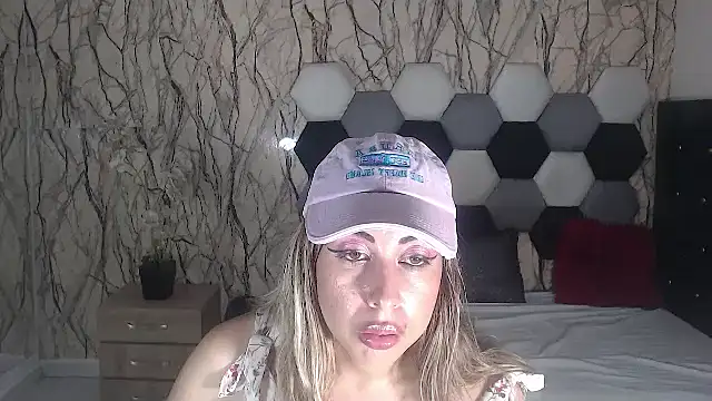 Snapshot of AntonellaBlanc chatting on October 24, 9:44 pm AntonellaBlanc online show from October 24, 9:44 pm