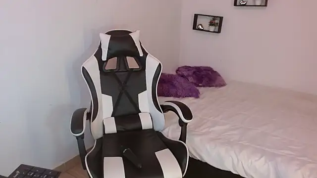 Pamela 28 online show from March 6, 11:45 pm