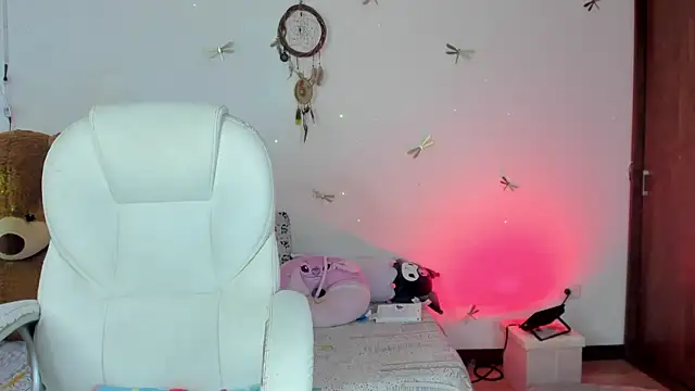 Snapshot of princessluna_19 chatting on September 27, 9:09 pm princessluna 19 online show from September 27, 9:09 pm