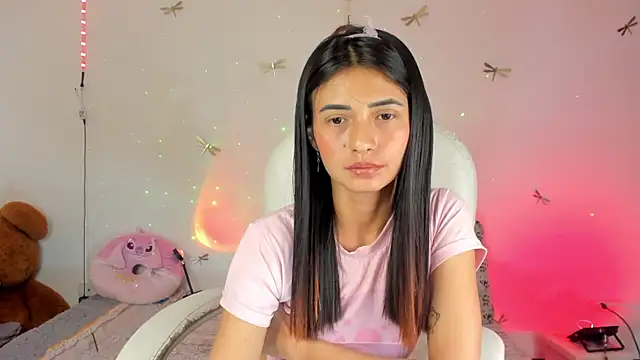 Snapshot of princessluna_19 chatting on October 6, 10:18 pm princessluna 19 online show from October 6, 10:18 pm