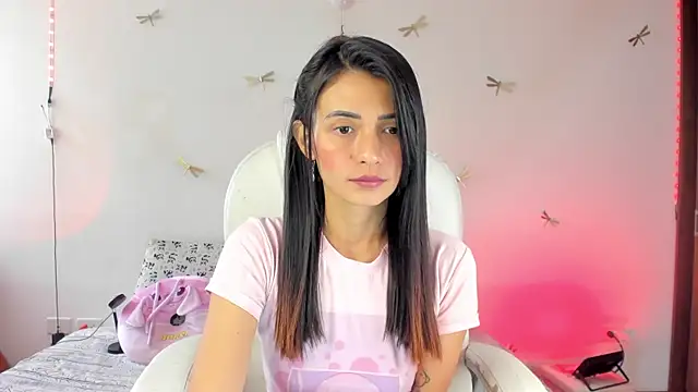 Snapshot of princessluna_19 chatting on October 13, 7:25 pm princessluna 19 online show from October 13, 7:25 pm