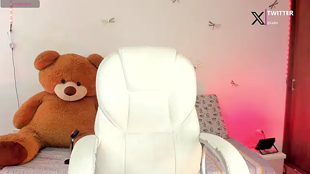 Snapshot of princessluna_19 chatting on November 14, 9:02 pm princessluna 19 online show from November 14, 9:02 pm