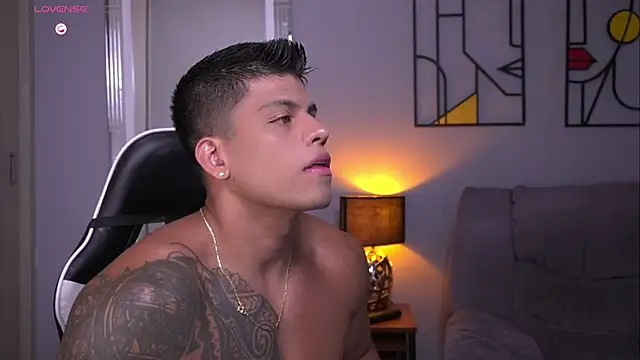 Snapshot of tyler_muscle1 chatting on May 30, 3:42 pm tyler muscle1 online show from May 30, 3:42 pm