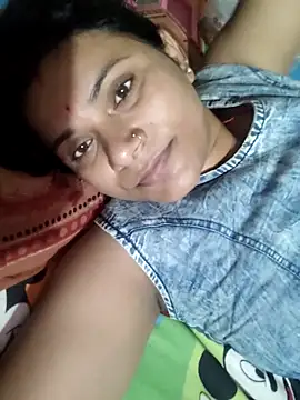 Snapshot of couple_71 chatting on June 3, 3:53 am couple 71 online show from June 3, 3:53 am