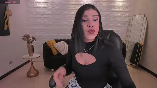 Snapshot of SarahYates chatting on November 21, 4:22 am SarahYates online show from November 21, 4:22 am