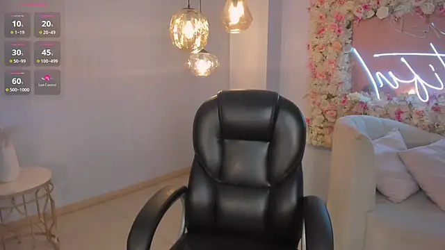 SarahYates online show from April 14, 4:18 am