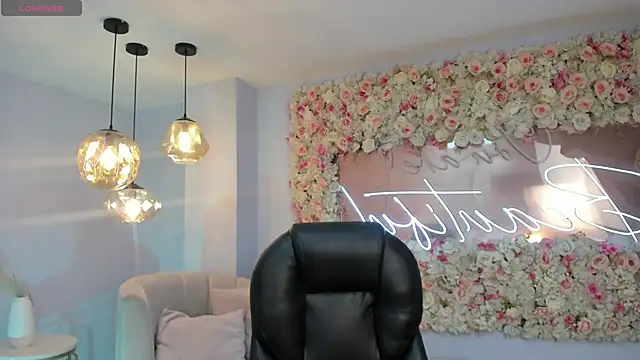 SarahYates online show from April 18, 4:05 am