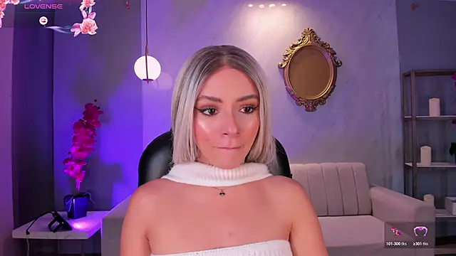 IsabellaMoreau online show from April 22, 8:32 pm