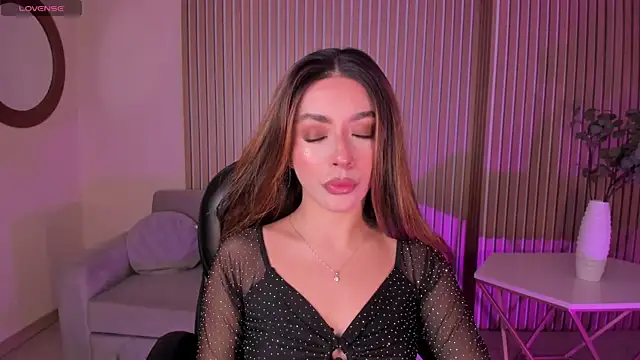 Snapshot of IsabellaMoreau chatting on July 7, 8:13 pm IsabellaMoreau online show from July 7, 8:13 pm