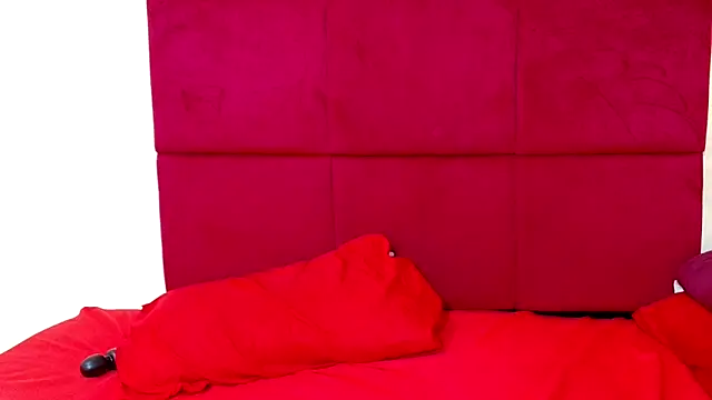 Snapshot of HugeTitisxx chatting on November 17, 2:56 pm HugeTitisxx online show from November 17, 2:56 pm