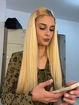 SelenaDaze online show from April 25, 10:40 am