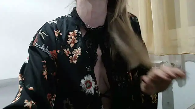 Snapshot of SerenaMilf chatting on February 16, 9:00 pm SerenaMilf online show from February 16, 9:00 pm