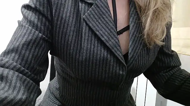 Snapshot of SerenaMilf chatting on March 17, 8:56 pm SerenaMilf online show from March 17, 8:56 pm