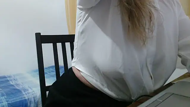 Snapshot of SerenaMilf chatting on March 25, 8:37 pm SerenaMilf online show from March 25, 8:37 pm