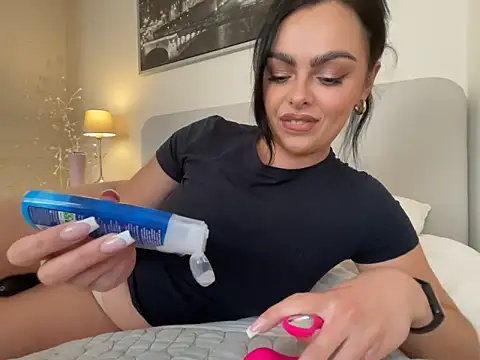 FrancescaXO online show from June 14, 2:30 pm