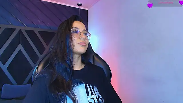 zoe martins  online show from April 15, 5:20 pm