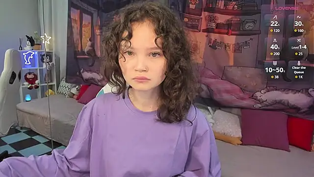 EmilyChaves online show from October 1, 6:03 pm