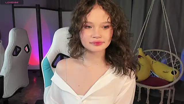 EmilyChaves online show from October 10, 2:27 pm