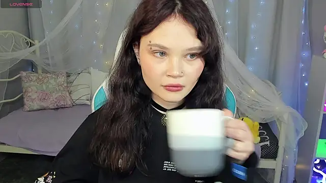 EmilyChaves online show from April 8, 6:57 am