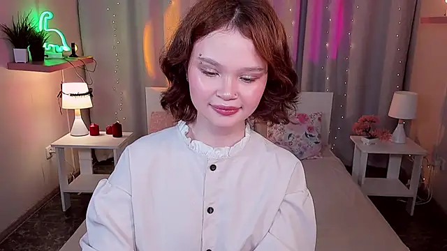 Snapshot of EmilyChaves chatting on June 18, 8:25 am EmilyChaves online show from June 18, 8:25 am