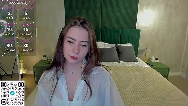 Snapshot of ErinRose_ chatting on October 2, 1:23 am ErinRose online show from October 2, 1:23 am
